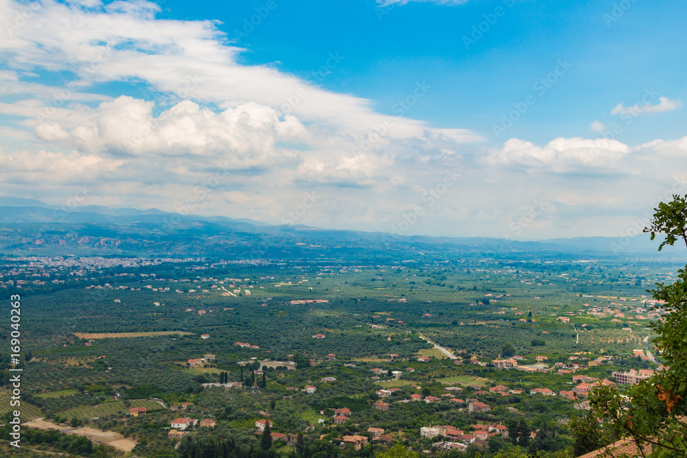 Fototapeta premium Widok na dolinę ze starego bizantyjskiego średniowiecznego miasta Mystras, Peloponesse, Grecja