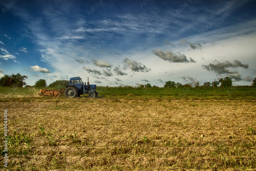 Obraz premium Tractor in the field