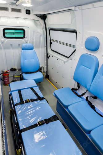 Interior vazio de uma ambulância