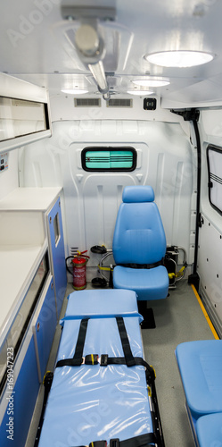 Interior vazio de uma ambulância Brasileira, Branca e azul, vista superior