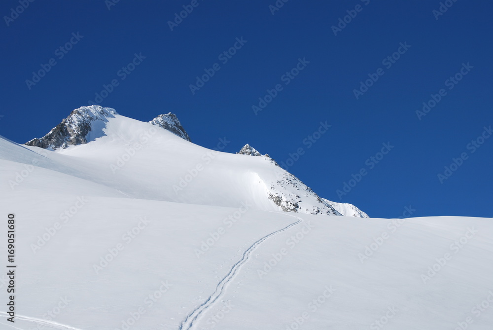 Aufstieg im Frühjahr über Wildgerloskees zum Gabler, dahinter die Reichenspitze Aufstieg im Frühjahr über Wildgerloskees zum Gabler, dahinter die Reichenspitze