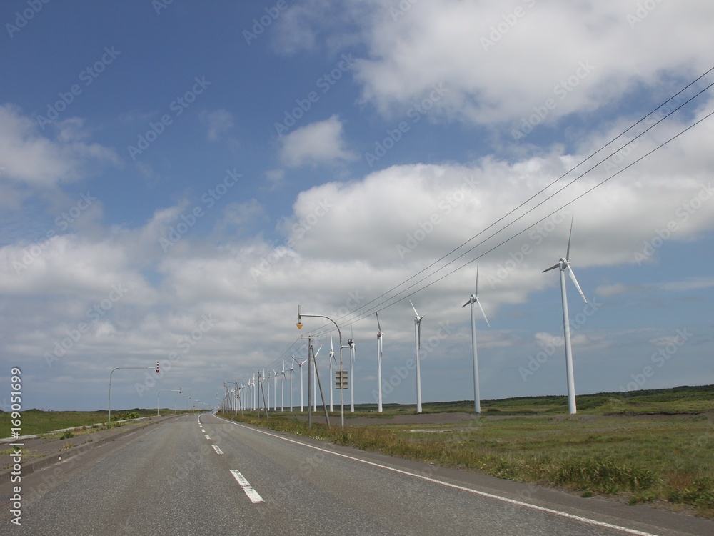 風力発電機が横に並ぶオロロンライン(北海道)