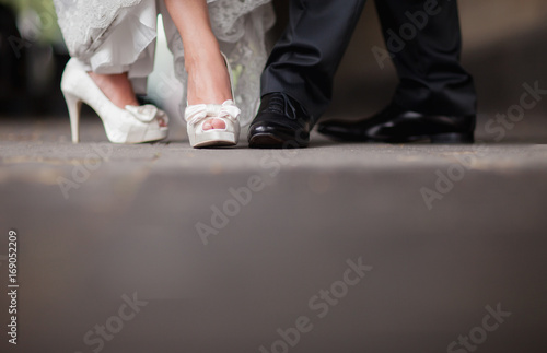 Füße eines Hochzeitspaar