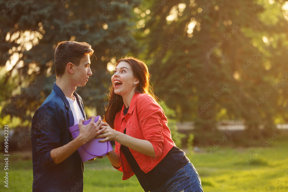 Obraz premium Man gives gift girlfriend