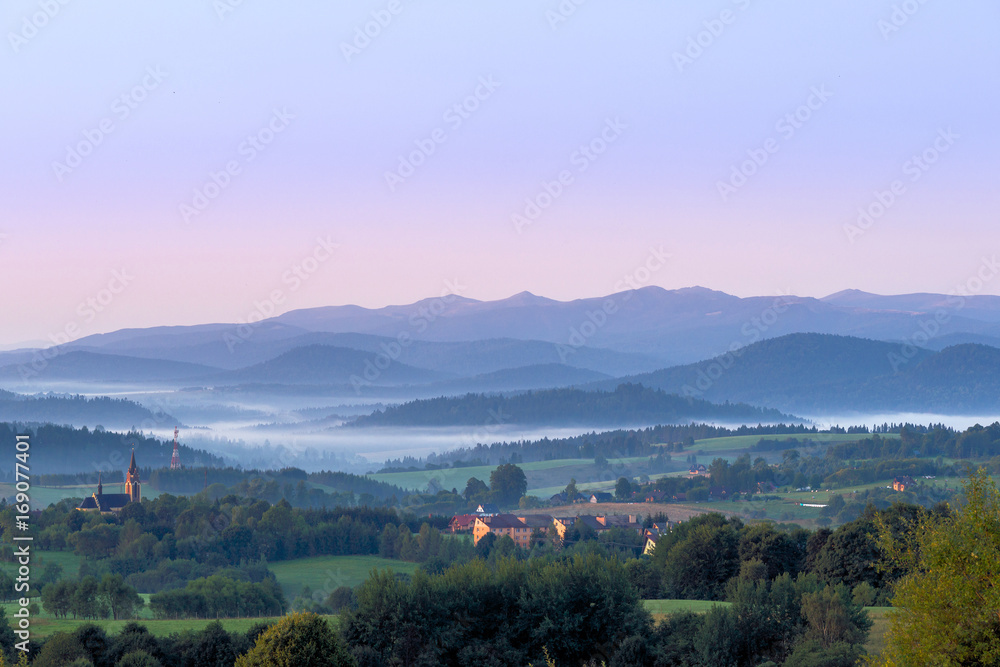 Naklejka premium Lutowiska. Widok z tarasu widokowego na Bieszczady o świcie.