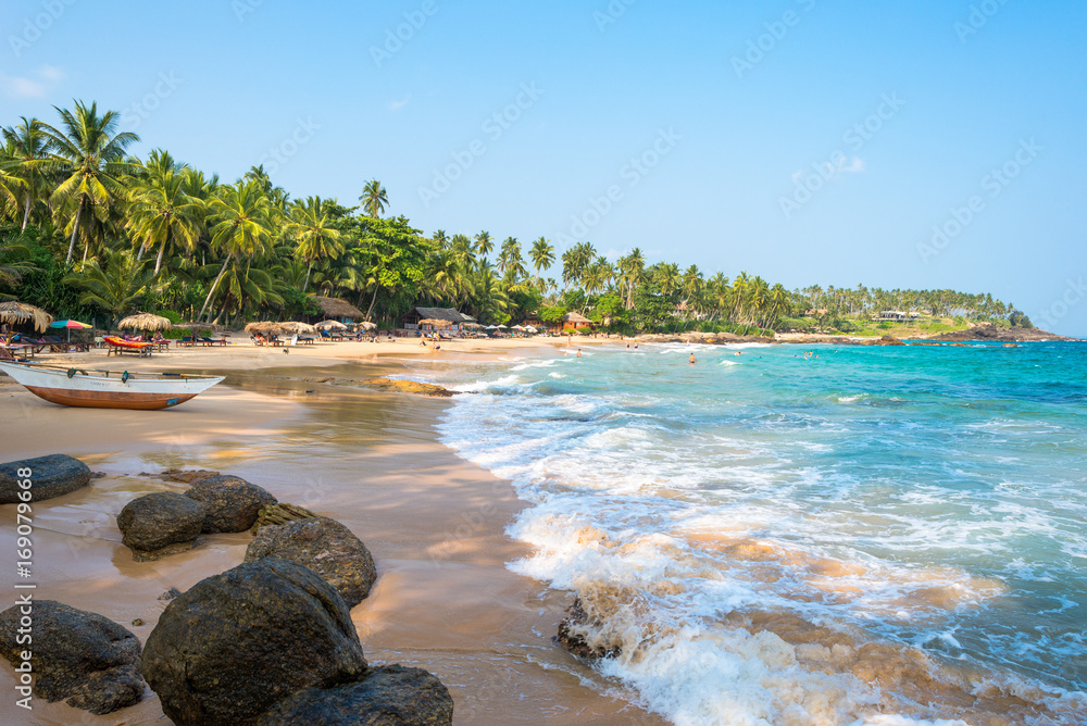 Obraz premium Plaża Goyambokka w Tangalle w południowej prowincji Sri Lanki. Nadmorskie miasteczko majestatyczną zatokę i najpiękniejsze plaże na południu i południowym wschodzie
