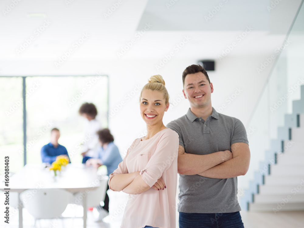 Obraz premium Startup Business Team At A Meeting at modern office building