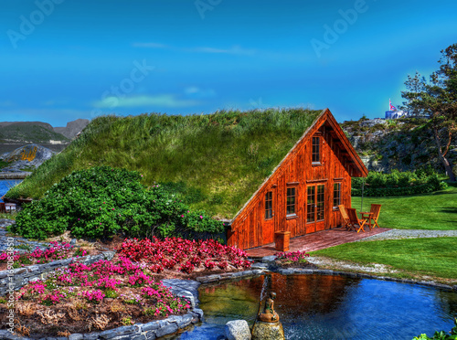 Maison au toit recouvert d'herbe, parc de Flor og fjaere, Stavanger, Norvège photo