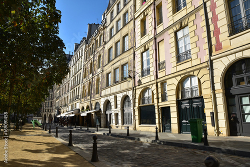Place Dauphine en été à Paris, France