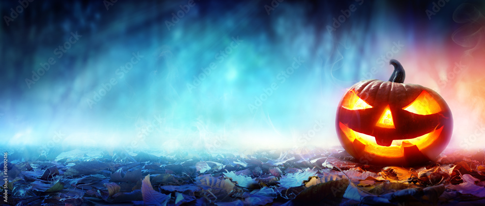 Obraz premium Halloween Pumpkin Burning In A Scary Forest At Night