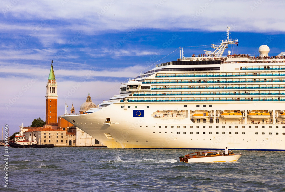 Naklejka premium Huge cruise ship in the center of Venice, Grand canal. Italy