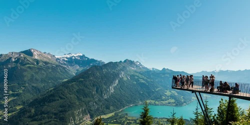 Touristen geniessen die Aussicht von Harder Kuhn in Kandersteg Timelaps