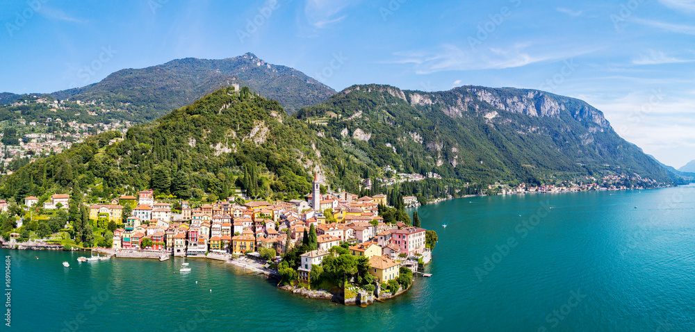 Varenna - Lago di Como (IT) - Vista aerea del borgo e del Castello di Vezio 