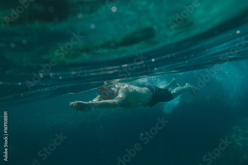 Пловец под водой