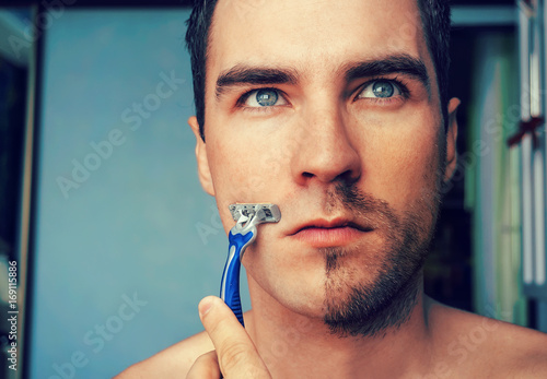 Cuadro en lienzo man shaves in the morning with a straight razor