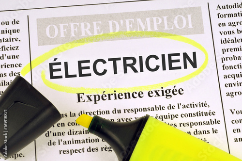 Offre d'emploi d'électricien  photo