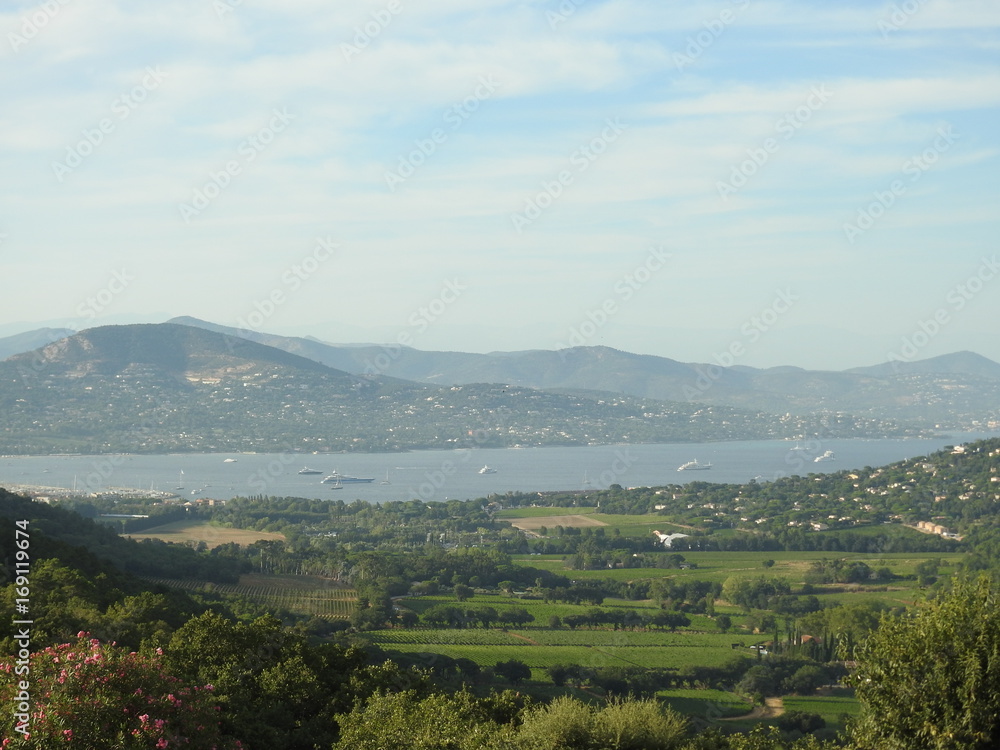 Fototapeta premium vue aérienne sur la baie de saint tropez var