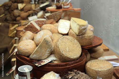 Fotografía formaggio di fossa stagionato in grotta