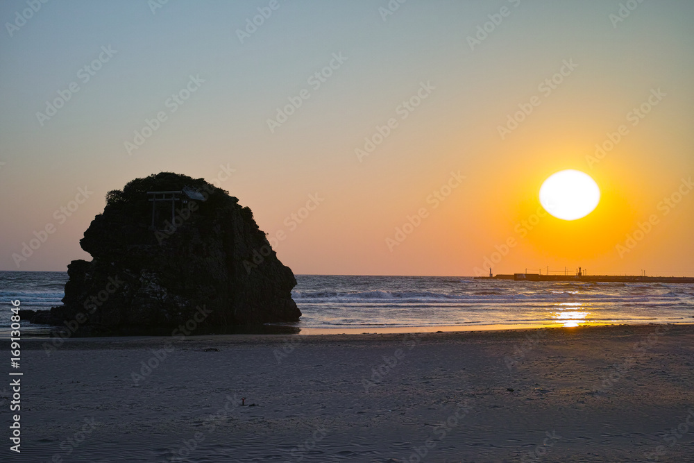 稲佐の浜、弁天島と夕日