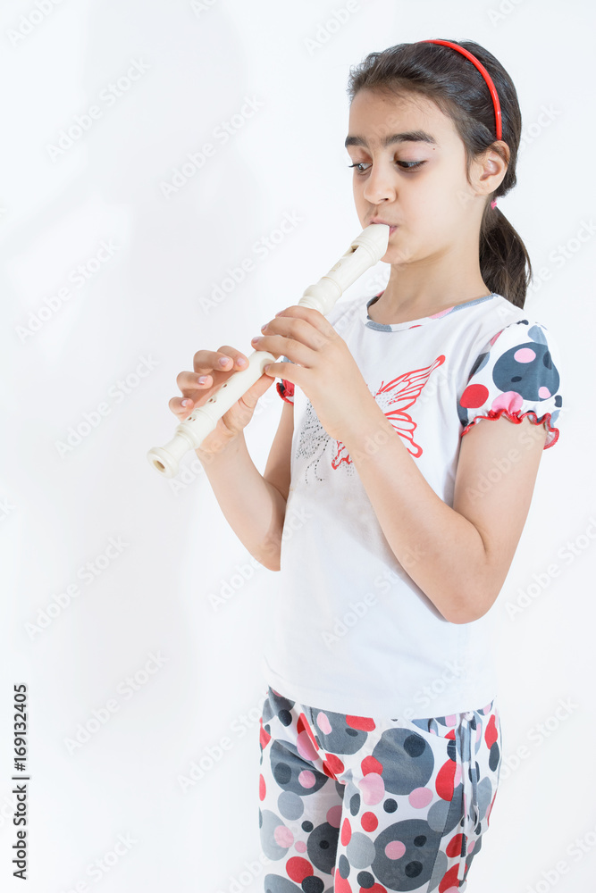 Naklejka premium Little girl playing the flute