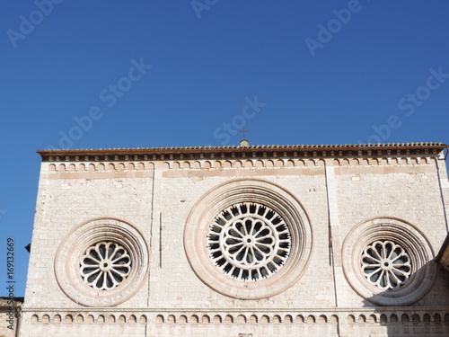 Facciata di San Pietro, Assisi, Umbria, Italia photo