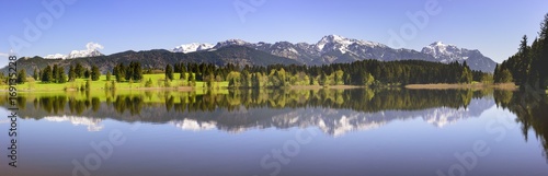 Panorama Landschaft in Bayern mit Spiegelung der Berge im Forggensee © Wolfilser