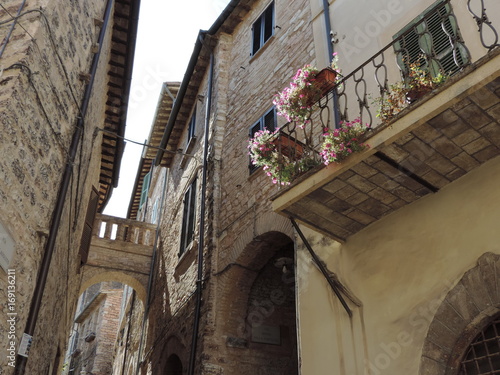 Balconi fioriti a Spello, Umbria, Italia photo