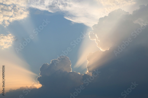 Himmel - Sonnenstrahlen - Wolken
