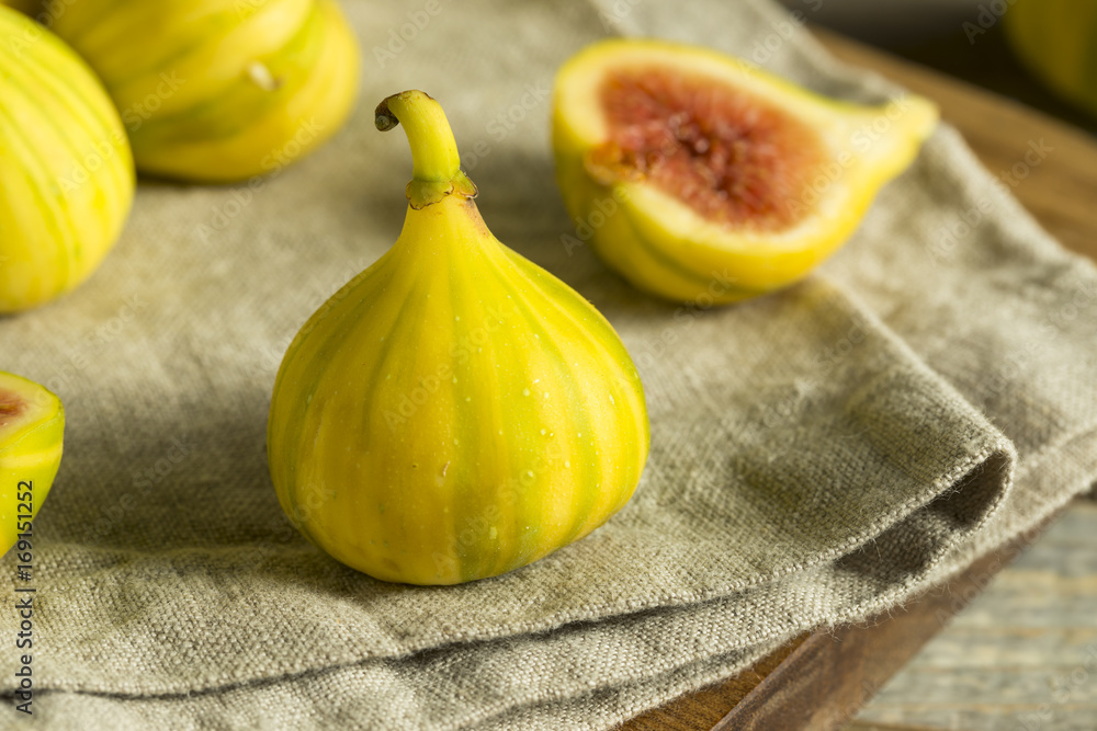 Obraz premium Raw Yellow Organic Tiger Figs