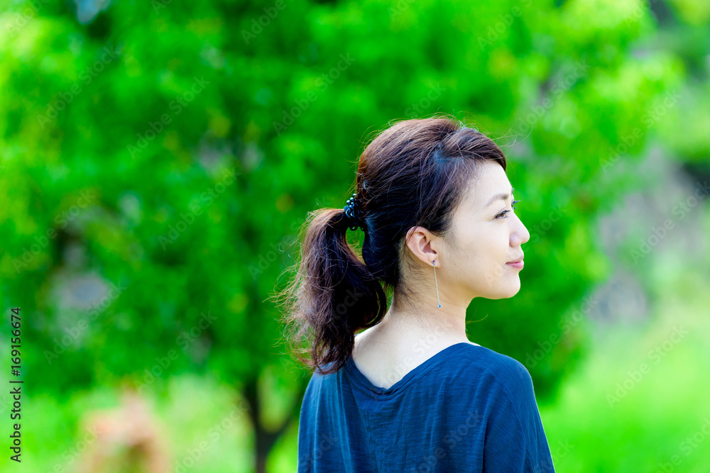 緑ボケ背景 女性