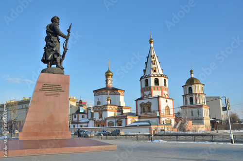 Весенний вид города Иркутска с Богоявленским собором и памятником основателям Иркутска