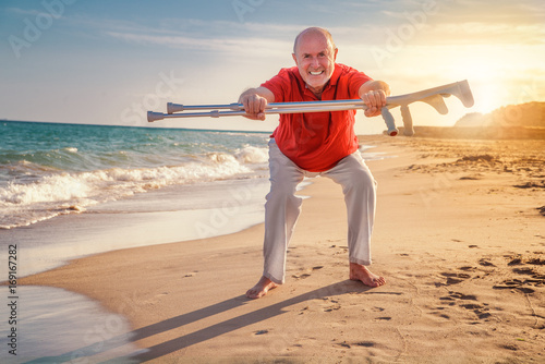 beschwerdefrei Senior macht Sport am strand  photo