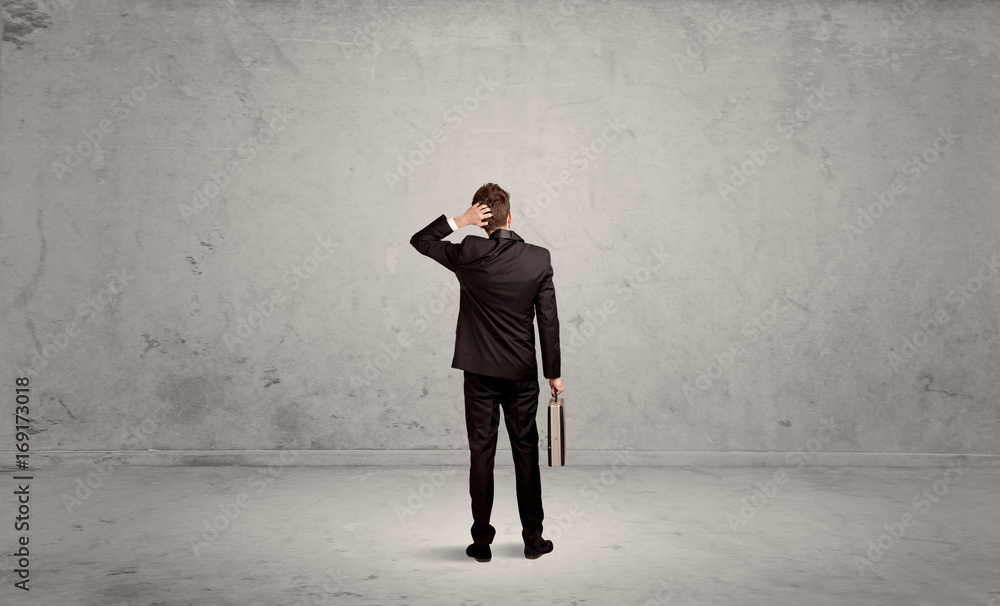 Obraz premium Businessman lost in empty urban space