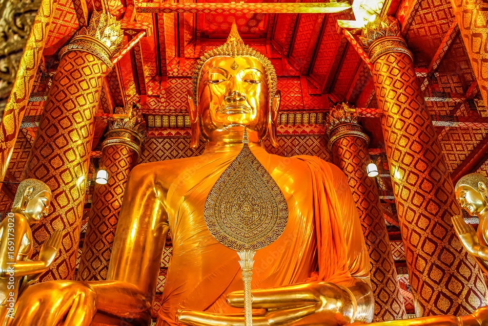 Fototapeta premium giant sitting buddha Wat Phanan Choeng temple Ayutthaya