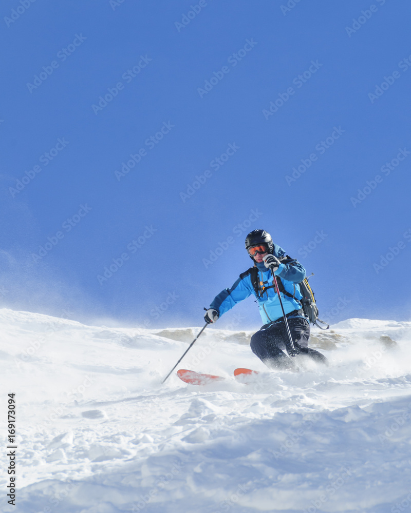 sportlicher Skifahrer unterwegs im Gelände