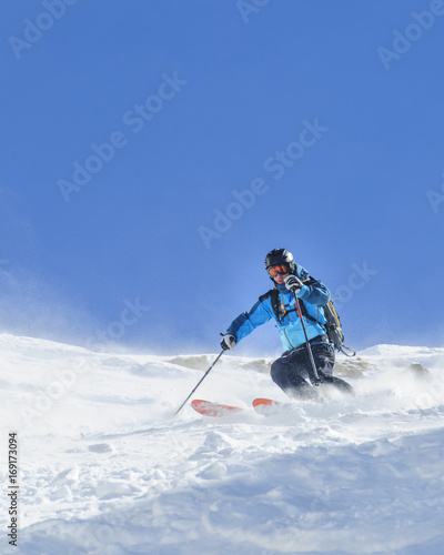 sportlicher Skifahrer unterwegs im Gelände