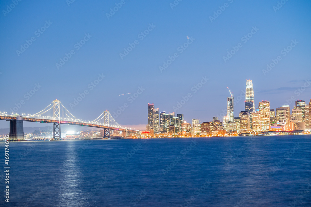 Obraz premium Amazing night skyline of San Francisco and Bay Bridge, CA