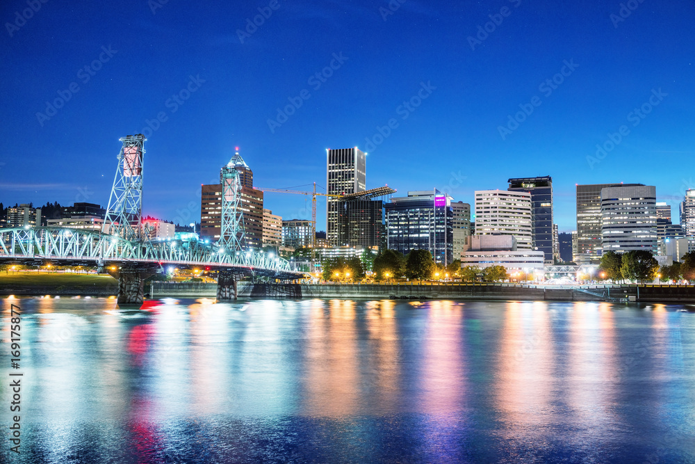 Naklejka premium Portland, Oregon. City skyline on a beautiful summer night