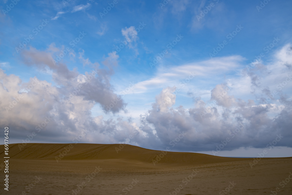 鳥取砂丘の自然が創った馬の背の曲線と雲と空の協演
