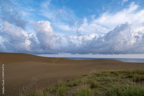 鳥取砂丘の自然が創った馬の背の曲線と雲と空の協演