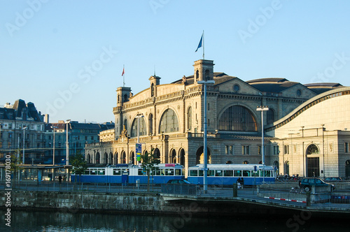 朝のチューリッヒの街・チューリッヒ中央駅