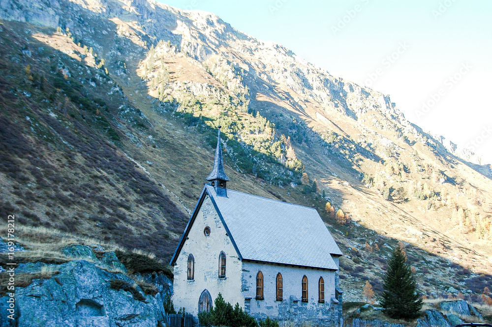 スイス　ローヌ氷河の麓の村グレッチュの教会
