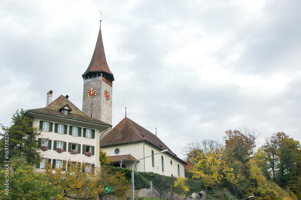 スイス　秋のトゥーン湖畔の教会