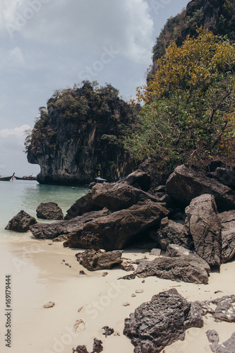 海と岩 タイの自然の力と美しさ
