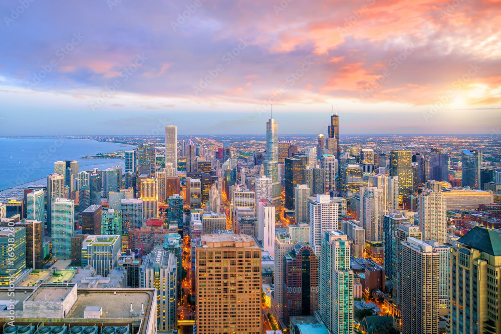 Obraz premium Widok z lotu ptaka centrum Chicago skyline o zachodzie słońca