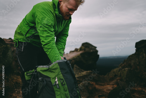 Wanderer sucht in seinem Rucksack photo