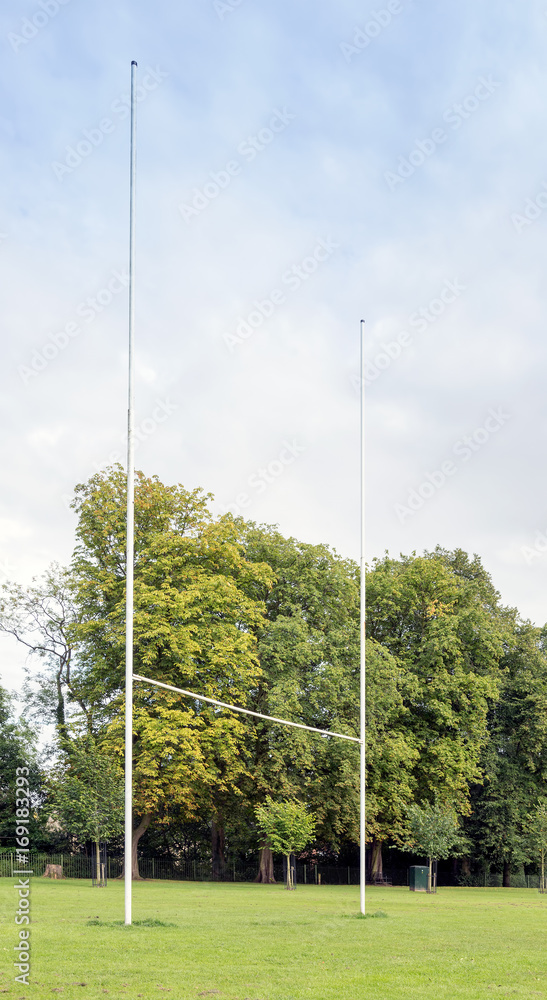 Obraz premium Rugby posts against trees and sky