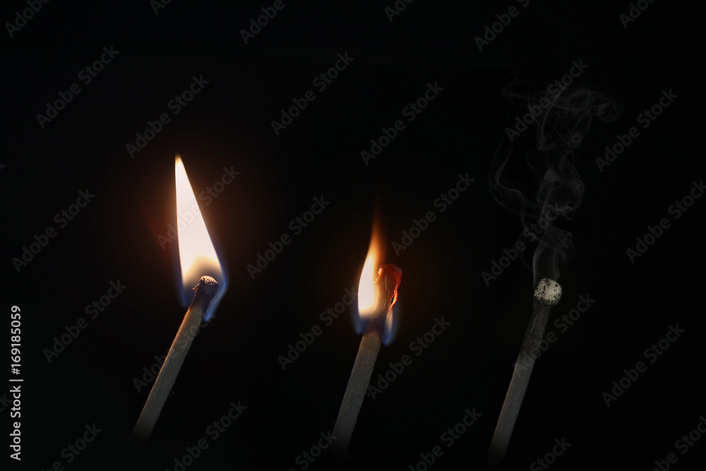 Streichholz in verschiedenen Abrennstufen