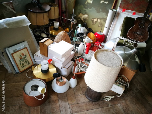 Schöne alte Stehlampen und Hängelampen der Fünfzigerjahre und Sechzigerjahre auf dem Holzboden des alten Bauernhaus im Pfaffenwinkel in Rudersau bei Rottenbuch im Kreis Weilheim-Schongau in Oberbayern photo