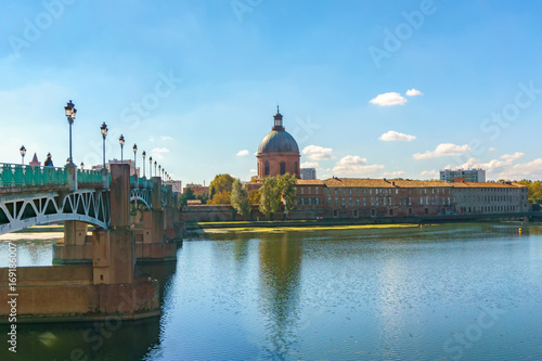 Fototapet View of Saint-Pierre Bridge over Garonne river and Dome de la Grave in Toulouse,
